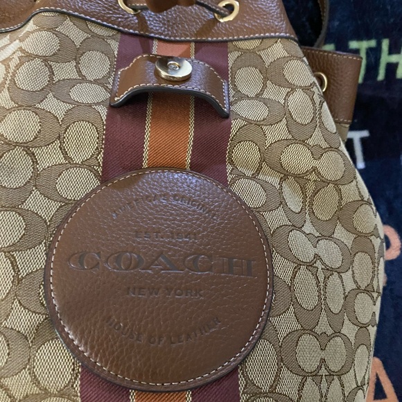 COACH DEMPSEY DRAWSTRING BACKPACK IN SIGNATURE JACQUARD with PATCH & STRIPE - Picture 4 of 7